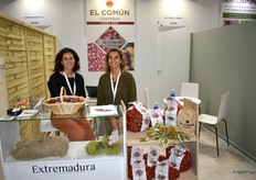 Las hermanas Rocío y Elisa Vázquez en el stand de Castañas El Común, de Cáceres.
